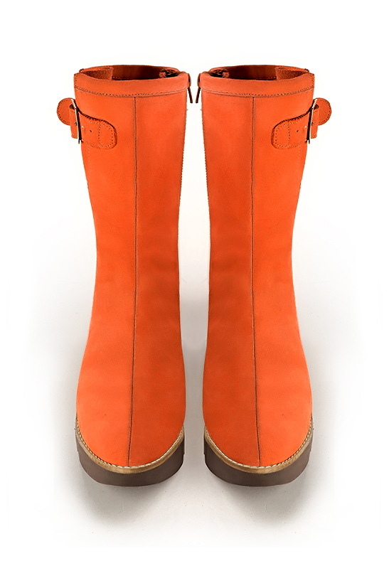 Bottines élégantes et raffinées avec une fermeture éclair à l'intérieur, coloris orange clémentine. Bout rond. Semelle gomme plat. Personnalisation : Choix des cuirs, des couleurs et des talons. Cou-de-pied sur mesure. - Florence KOOIJMAN